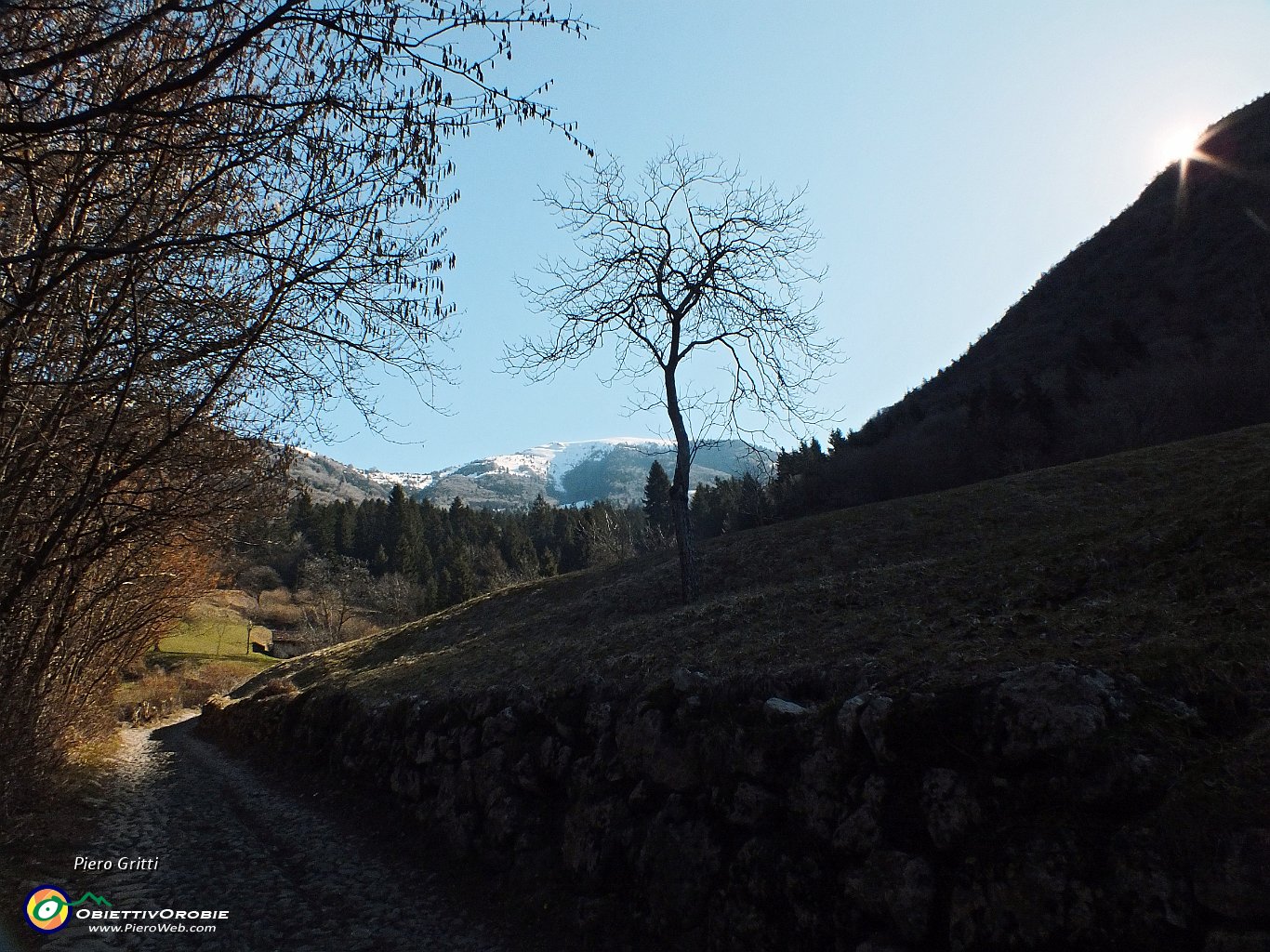 24 spunta il sole dal monte....JPG